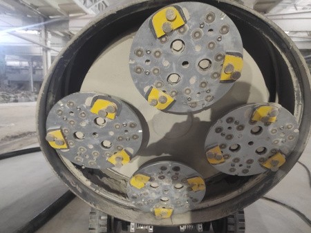 Шлифовально-полировальная машина на дистанционном управлении RDM-P850RST, полирующие элементы платформы.