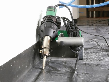 Сварочный автомат горячего воздуха (привод) MINIFLOOR работает на расстоянии все 51 мм до стены Сварочный автомат горячего воздуха (привод) MINIFLOOR работает на расстоянии все 51 мм до стены